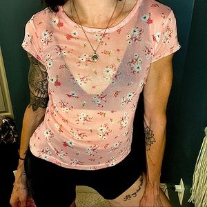 Try the trend: Y2K floral pink baby tee! 🌸